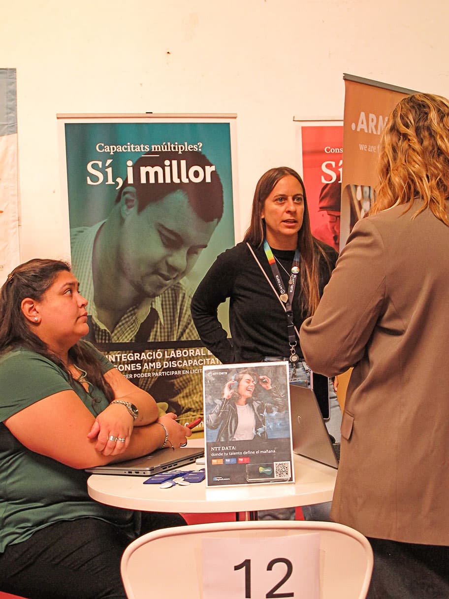 Empresa realizando entrevistas en un stand de la Feria — imagen 1