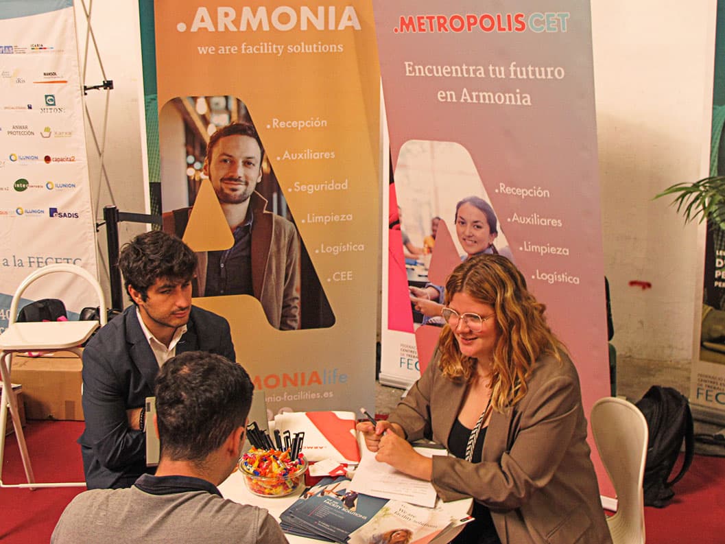 Empresa realizando entrevistas en un stand de la Feria — imagen 10