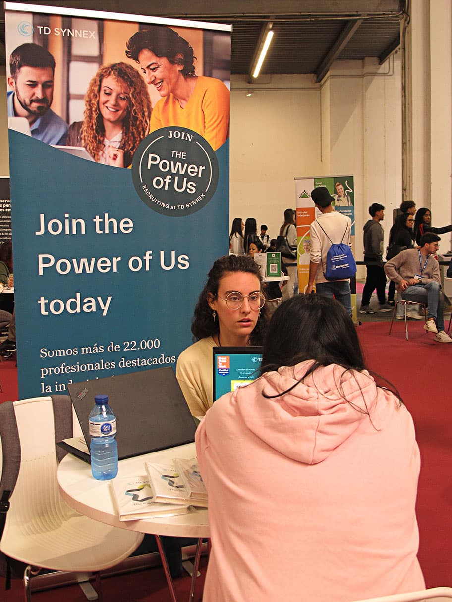 Empresa realizando entrevistas en un stand de la Feria — imagen 11