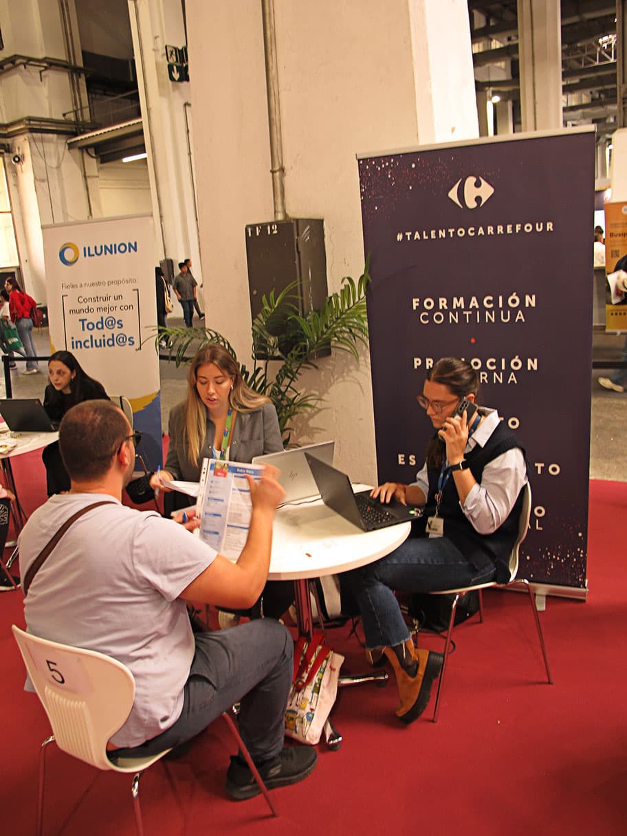 Empresa realizando entrevistas en un stand de la Feria — imagen 12