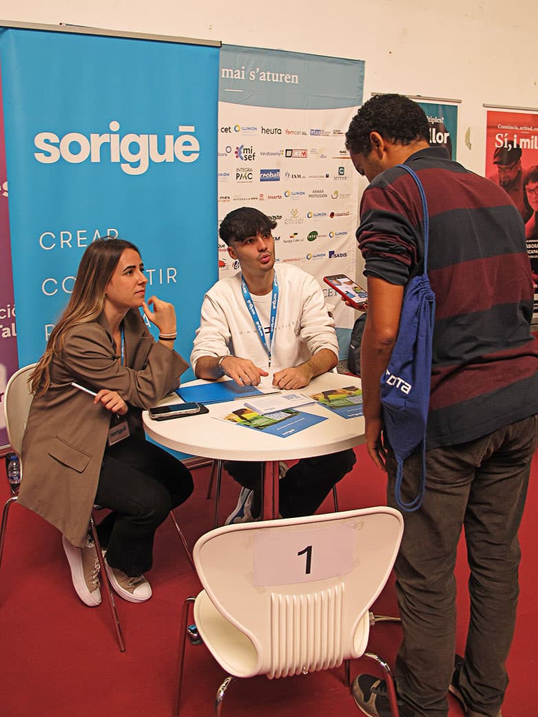 Empresa realizando entrevistas en un stand de la Feria — imagen 13