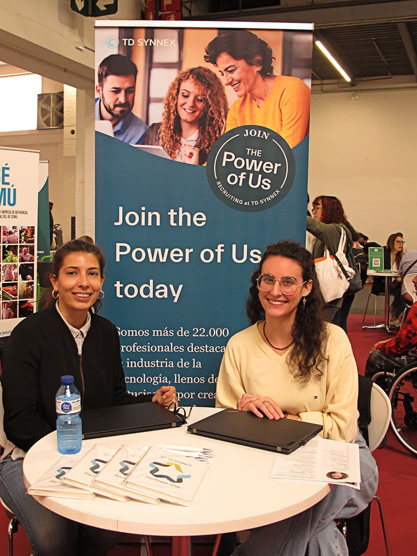 Empresa realizando entrevistas en un stand de la Feria — imagen 14