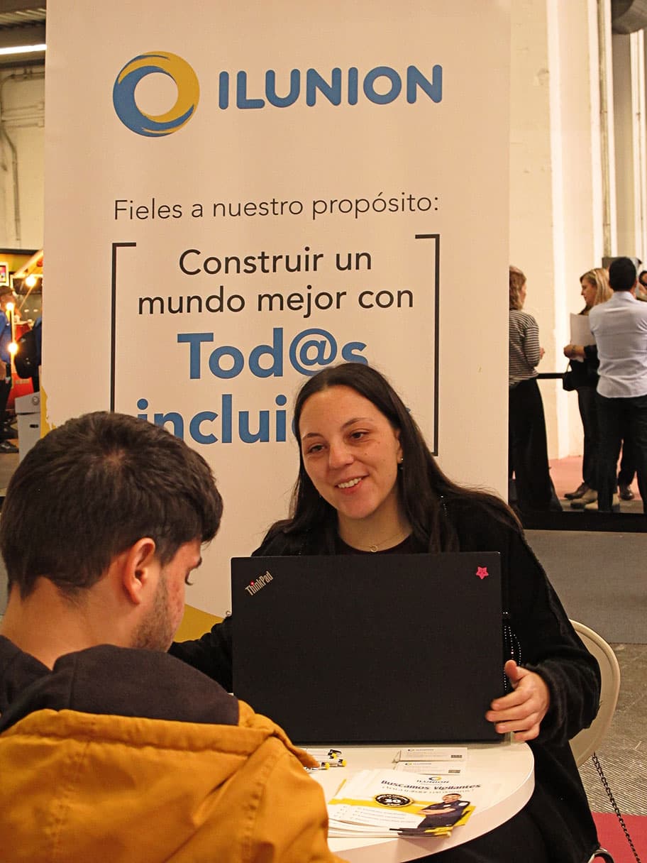 Empresa realizando entrevistas en un stand de la Feria — imagen 15