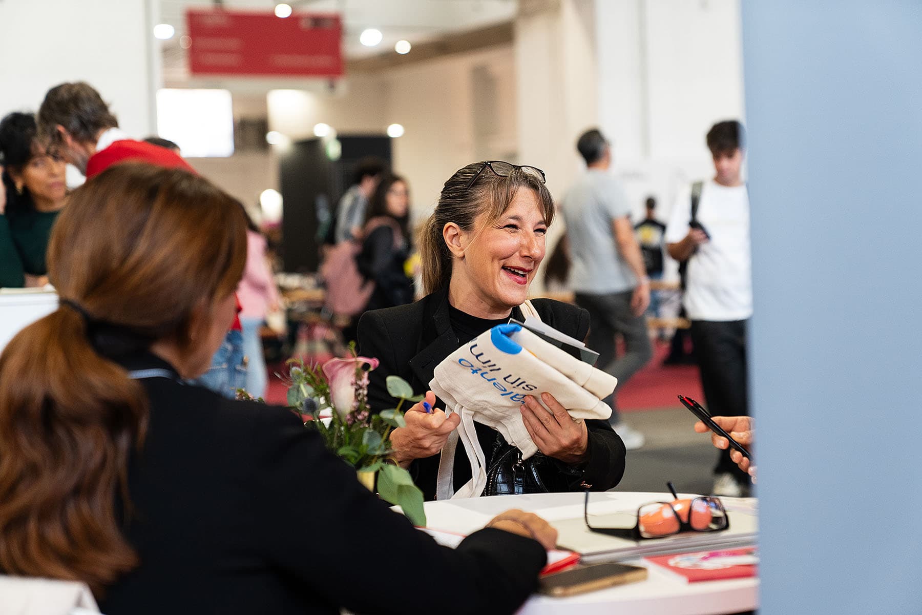 Persones connectant amb empreses a la Fira Sí, i millor