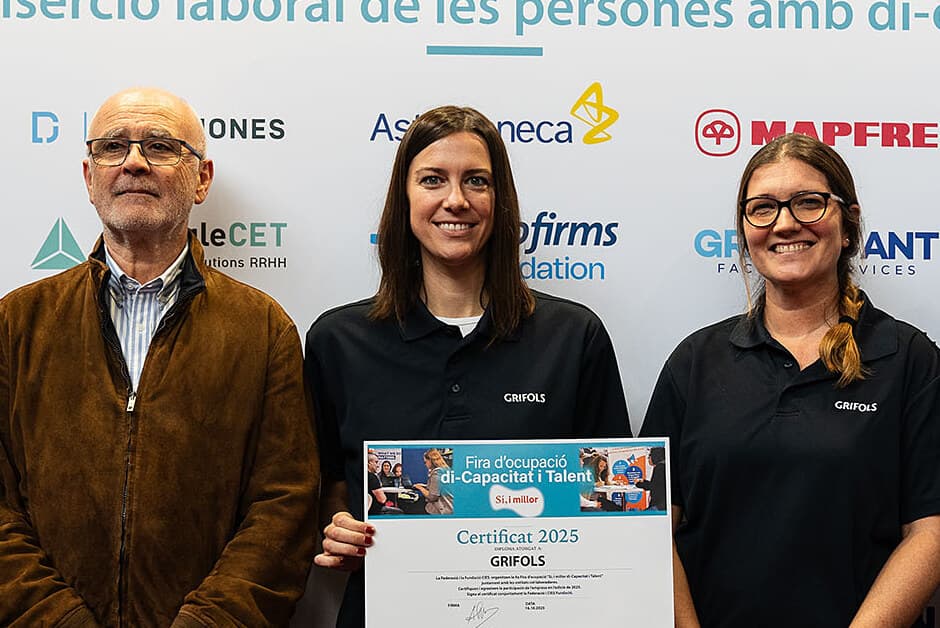Grup de representants amb el reconeixement davant del photocall Empreses Sí, i millor